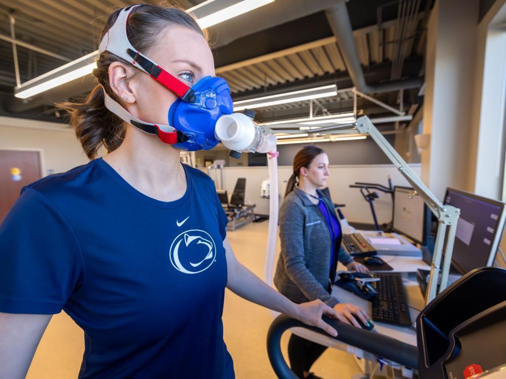 A patient conducts a VO2 max test on the treadmill to measure maximal oxygen consumption. 